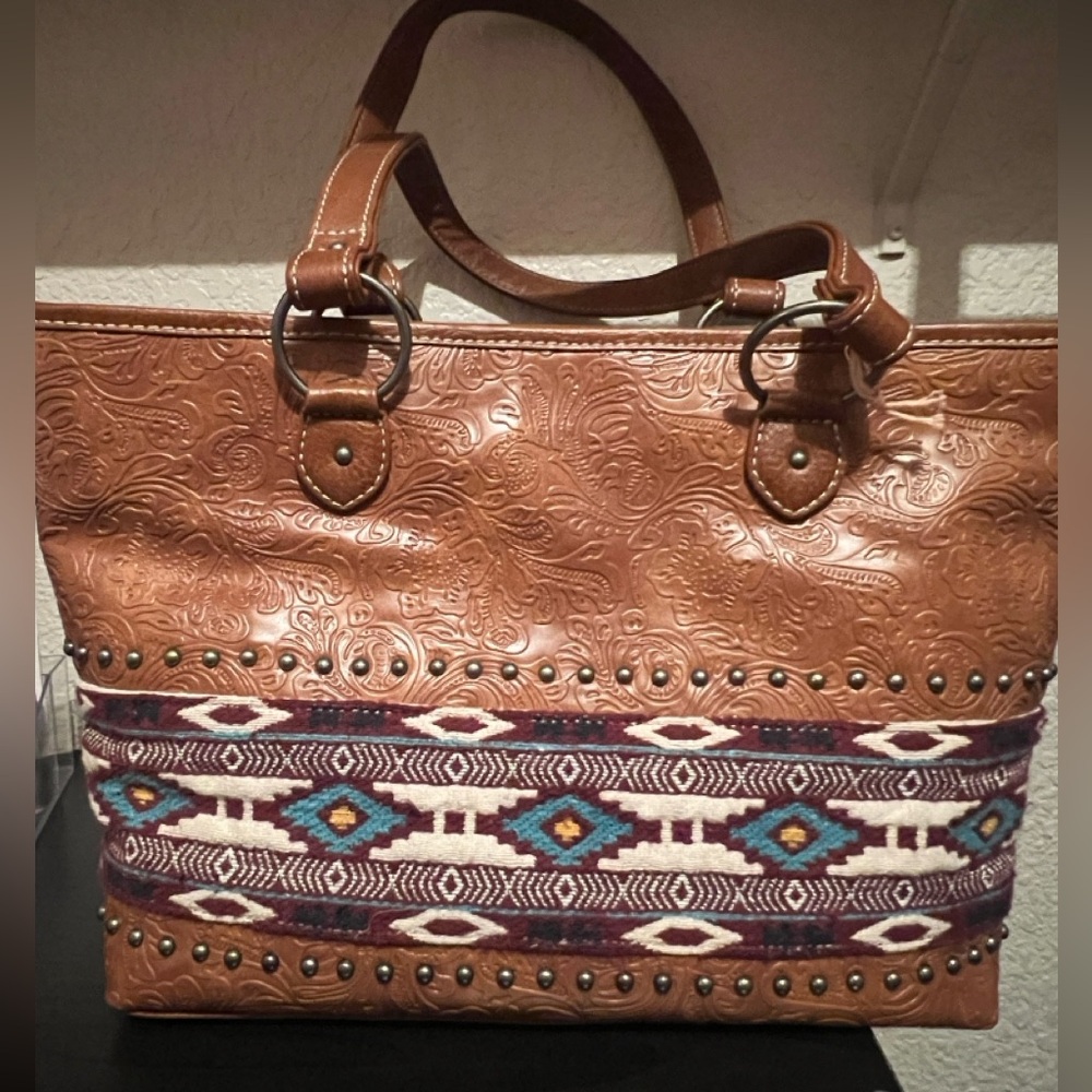 Shyanne carry purse. New with tags